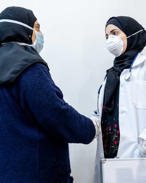 aarbic-muslim-doctor-daughter-shaking-hands-with-her-mother